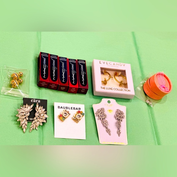 Large MYSTERY Box containing charming accessories and high-quality skincare… - Picture 5 of 6